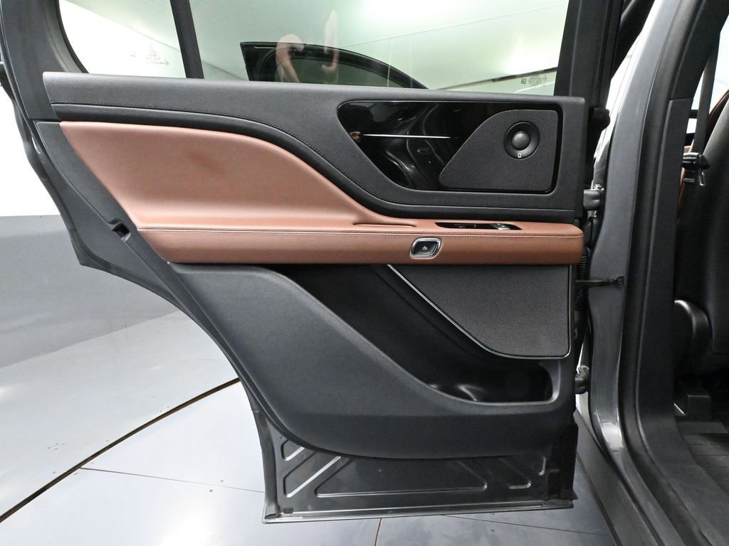 Used 2025 Lincoln Aviator Reserve w/ Jet Appearance Package AWD/4WD image 39