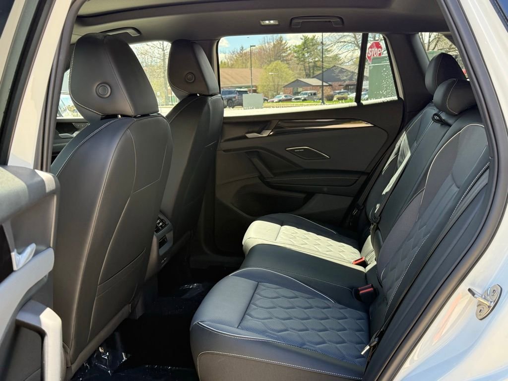 New 2026 Volkswagen Tiguan SEL R-Line AWD/4WD image 17