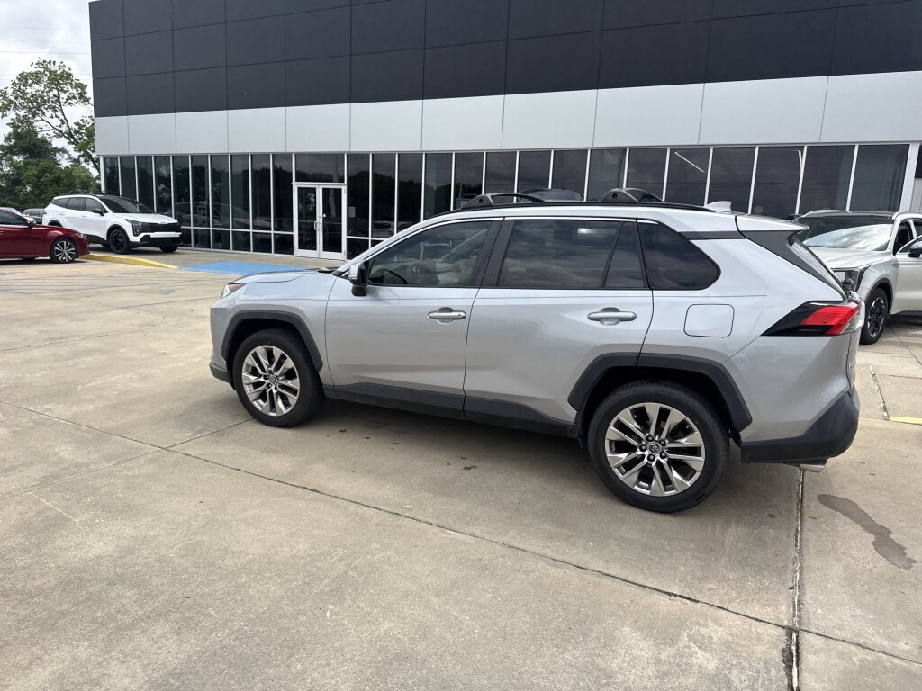 Used 2019 Toyota RAV4 XLE Premium FWD image 17