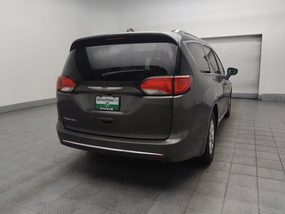 Used 2020 Chrysler Pacifica Touring-L FWD image 9