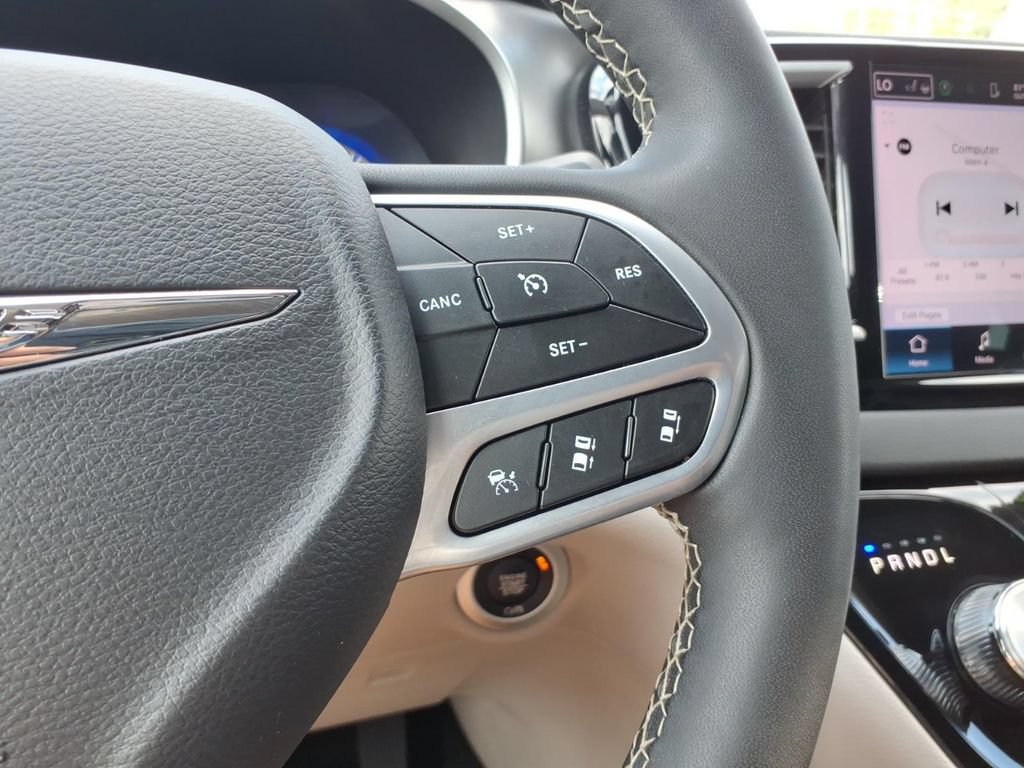 Used 2024 Chrysler Pacifica Touring-L FWD image 23