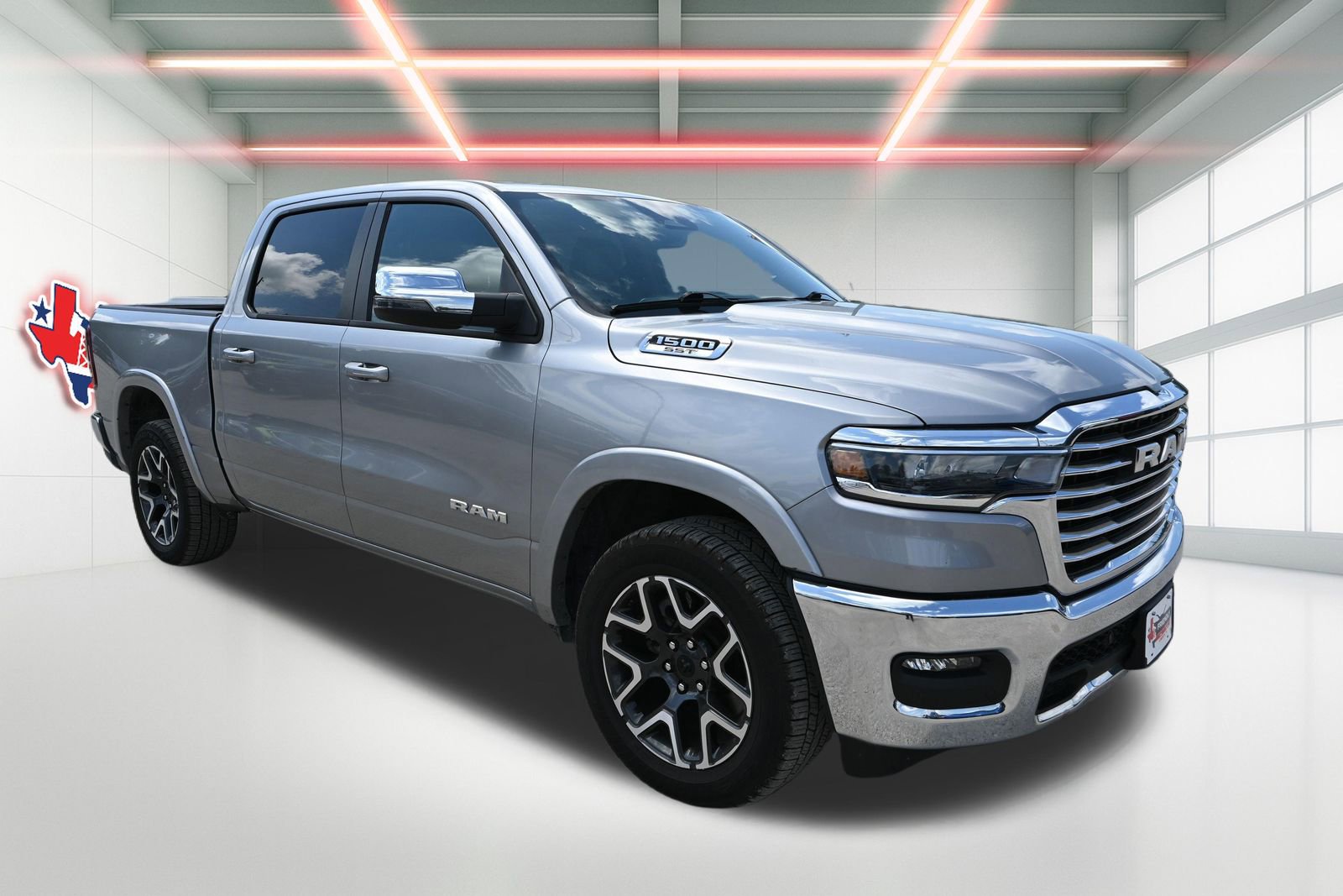 Used 2025 RAM 1500 Laramie AWD/4WD image 4