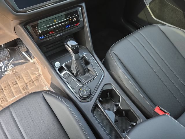 Used 2022 Volkswagen Tiguan SE w/ Panoramic Sunroof Package AWD/4WD image 28