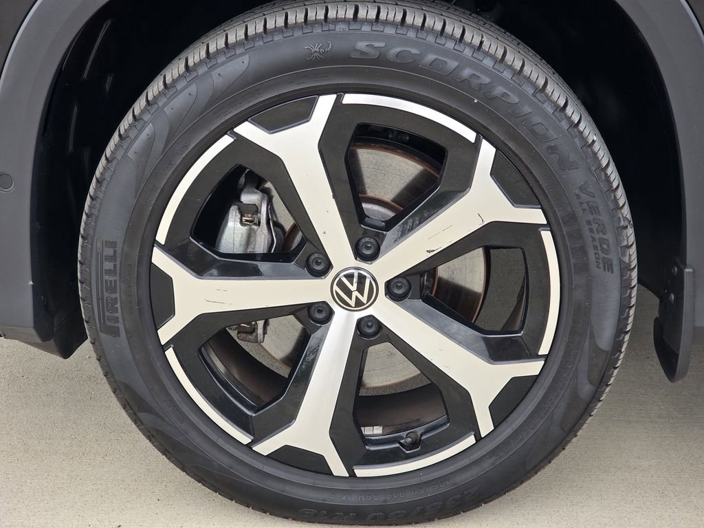 Used 2025 Volkswagen Tiguan SE AWD/4WD image 8