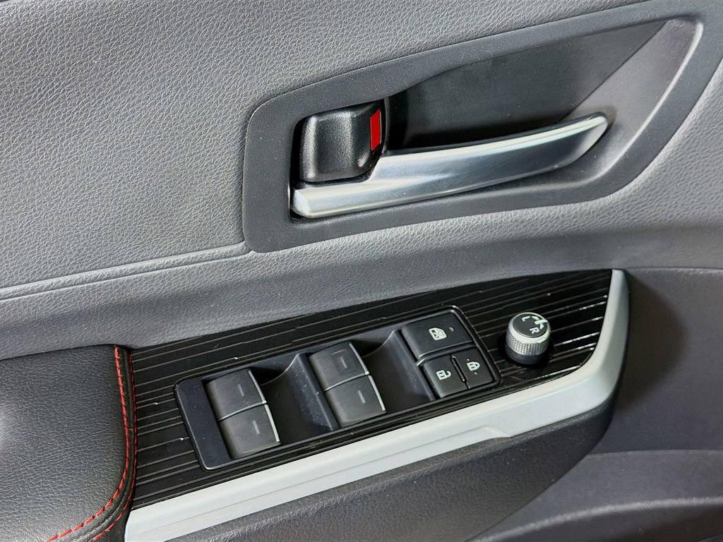 Used 2025 Toyota Sienna XSE w/ XSE Plus Package image 18