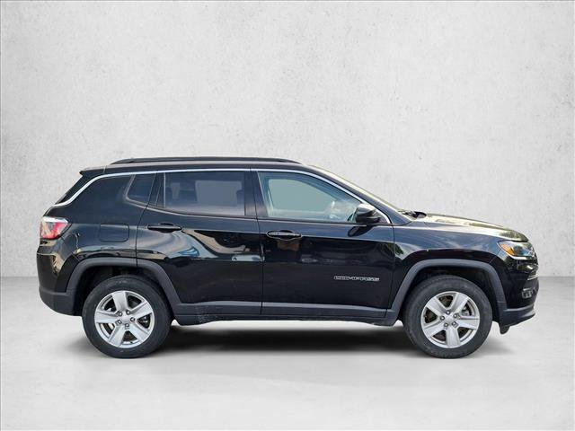 Used 2022 Jeep Compass Latitude w/ Sun and Sound Group AWD/4WD image 4