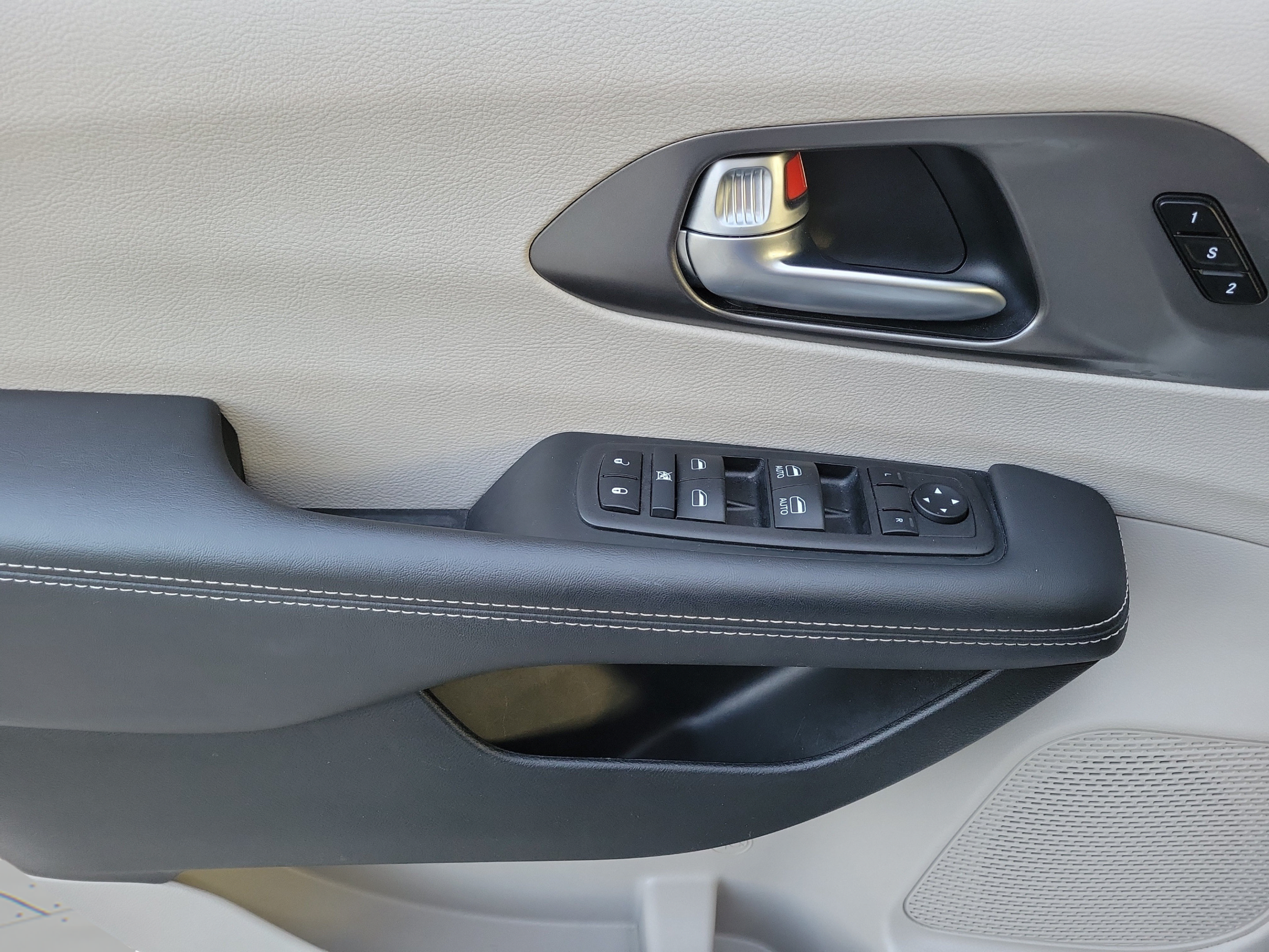 Used 2024 Chrysler Pacifica Touring-L FWD image 16
