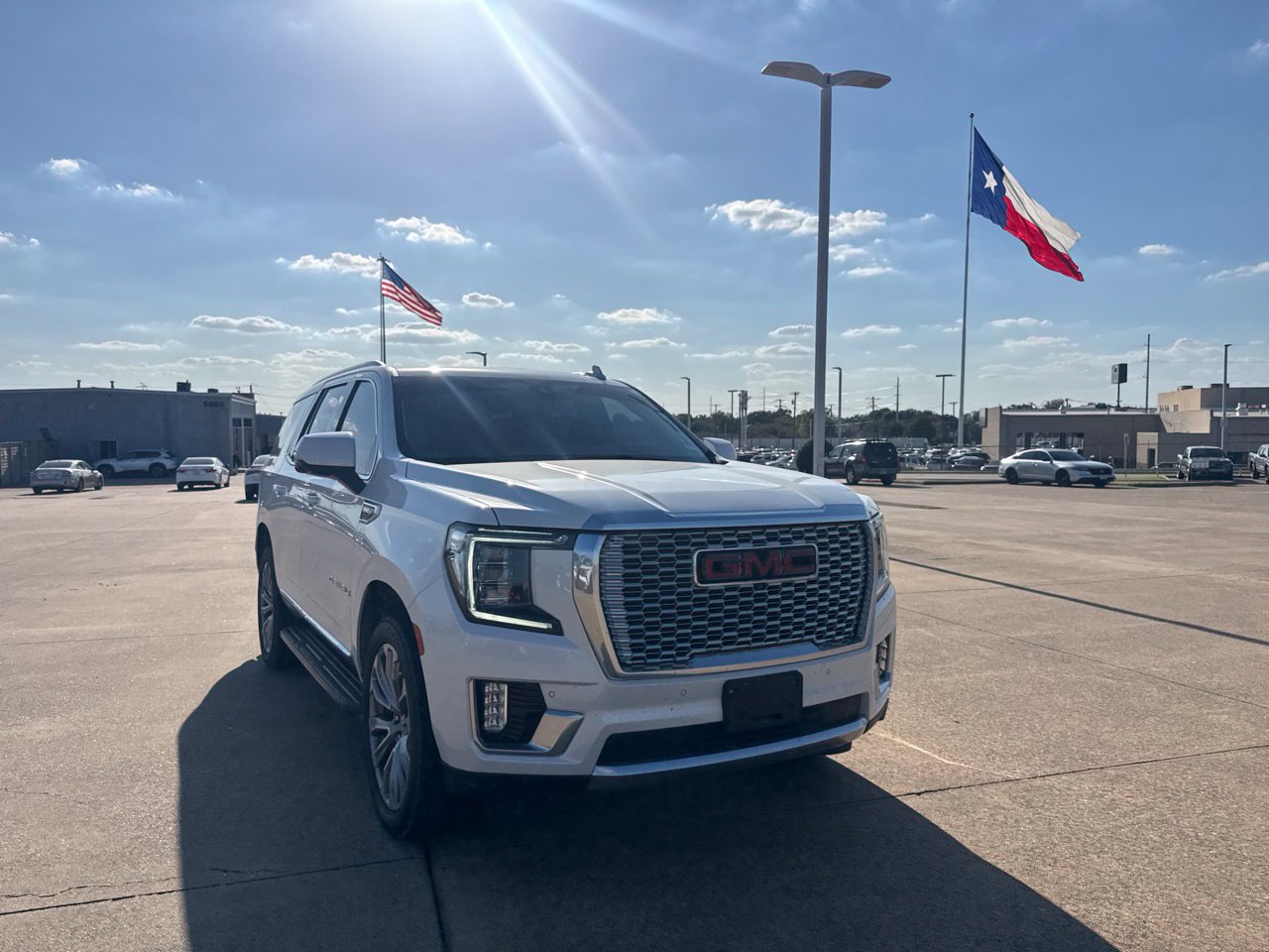 Used 2021 GMC Yukon Denali w/ LPO, Illumination Package AWD/4WD image 4