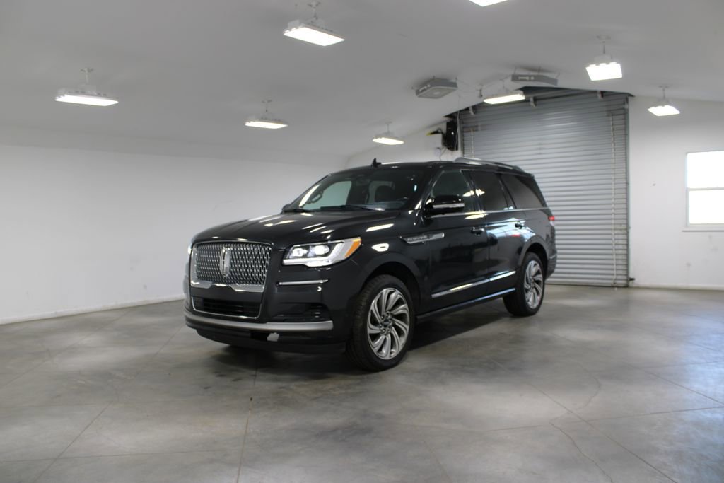 Used 2023 Lincoln Navigator Reserve image 4