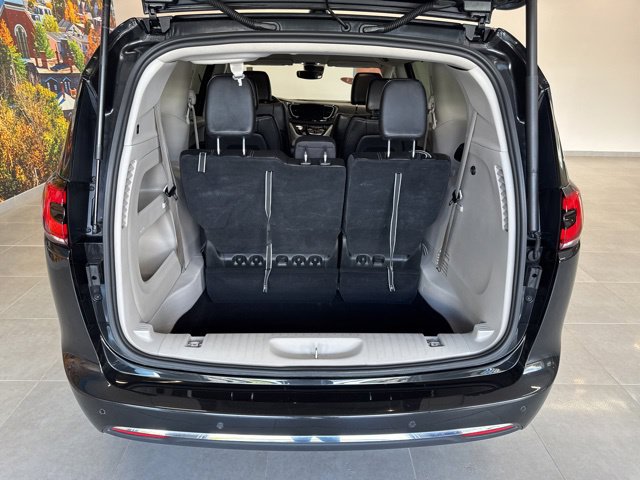 Used 2023 Chrysler Pacifica Touring-L FWD image 43
