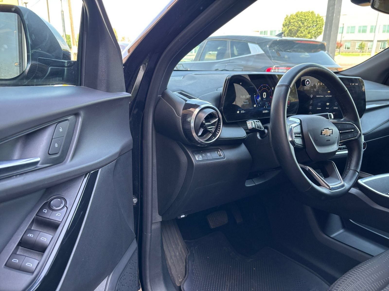 Used 2025 Chevrolet Equinox LT FWD image 34