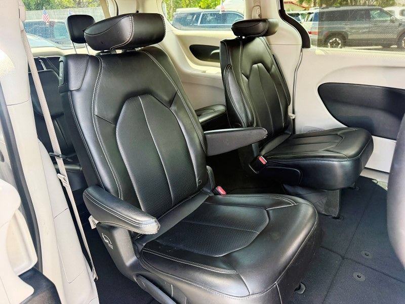 Used 2023 Chrysler Pacifica Touring-L FWD image 16
