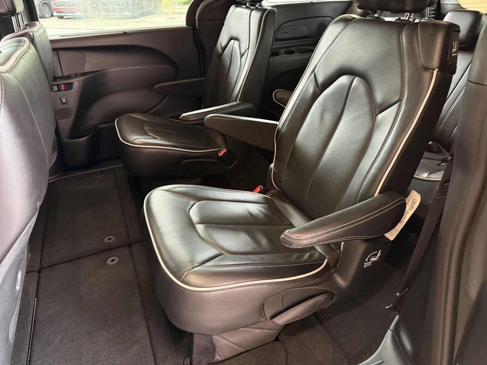 Used 2025 Chrysler Pacifica Limited FWD image 38