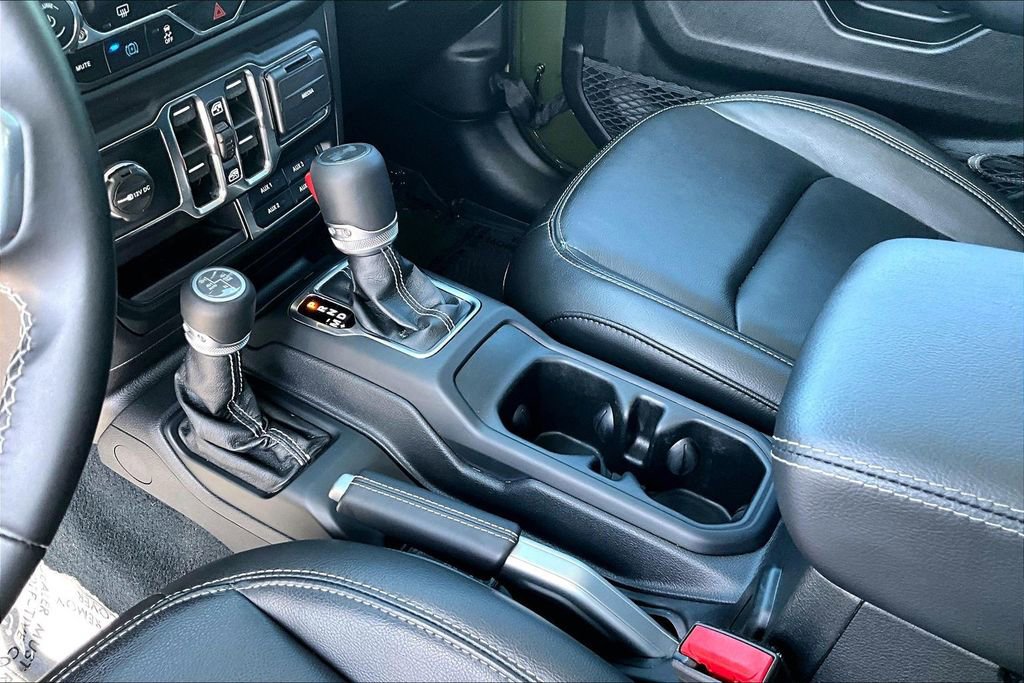 Used 2022 Jeep Wrangler Unlimited Sahara AWD/4WD image 15