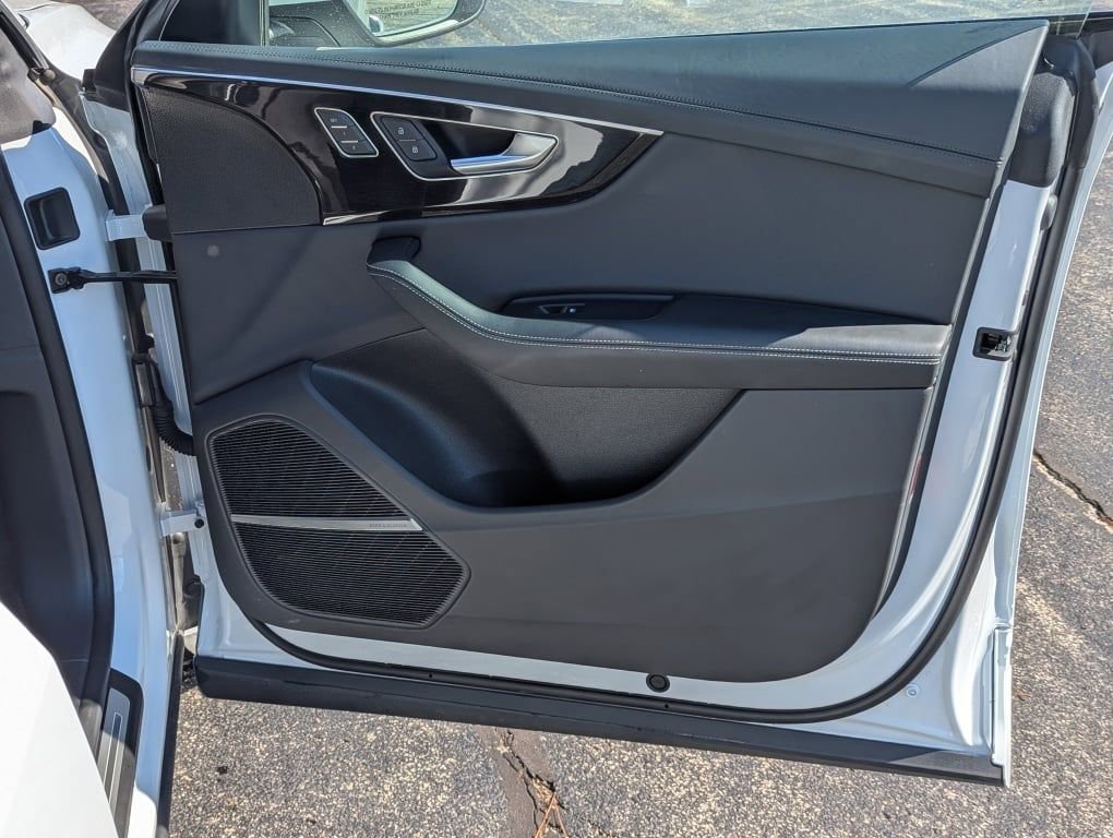 Used 2024 Audi Q8 Prestige image 31