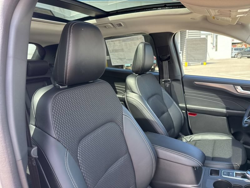 New 2025 Ford Escape SE FWD image 15