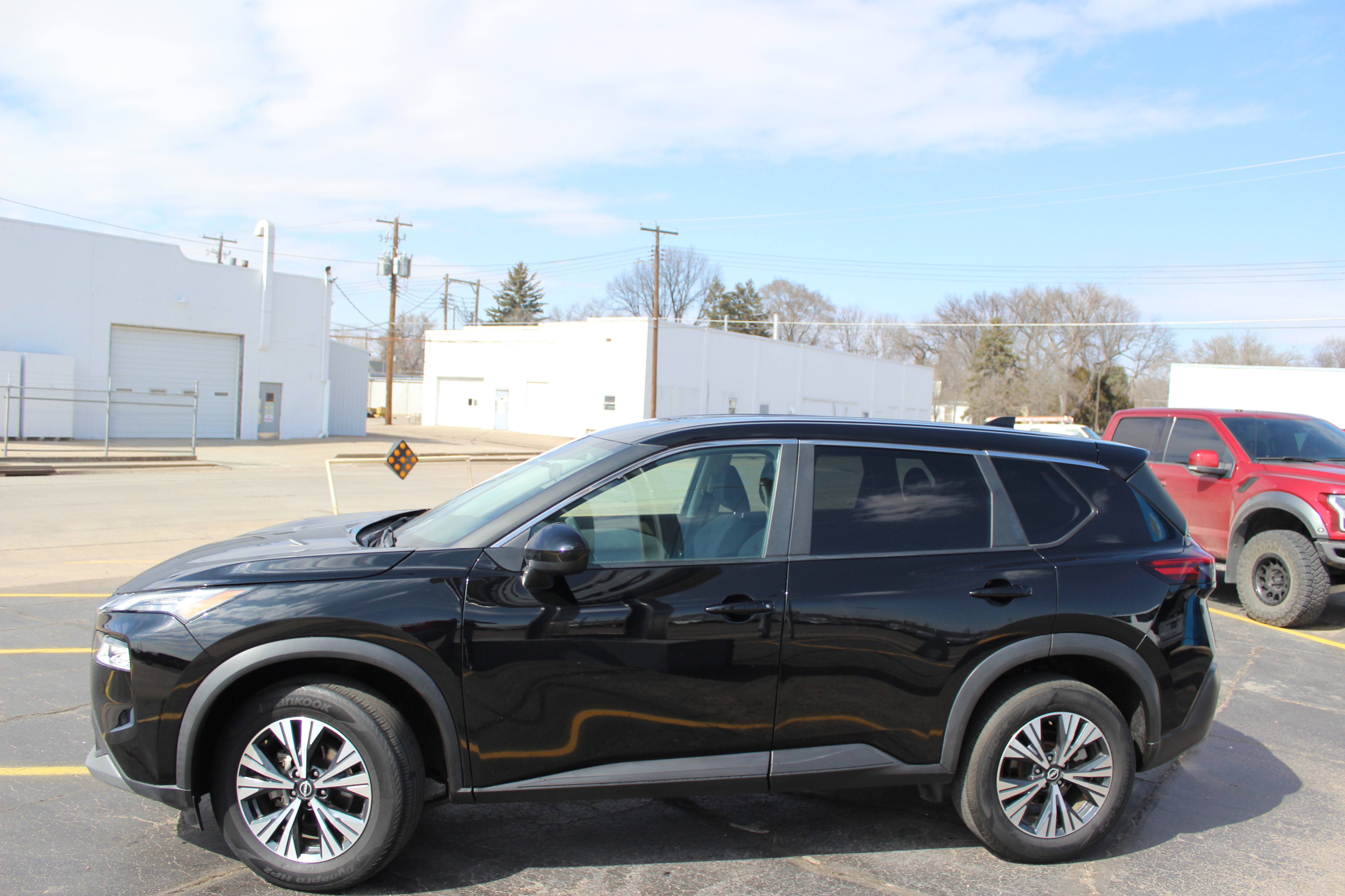 Used 2023 Nissan Rogue SV image 3