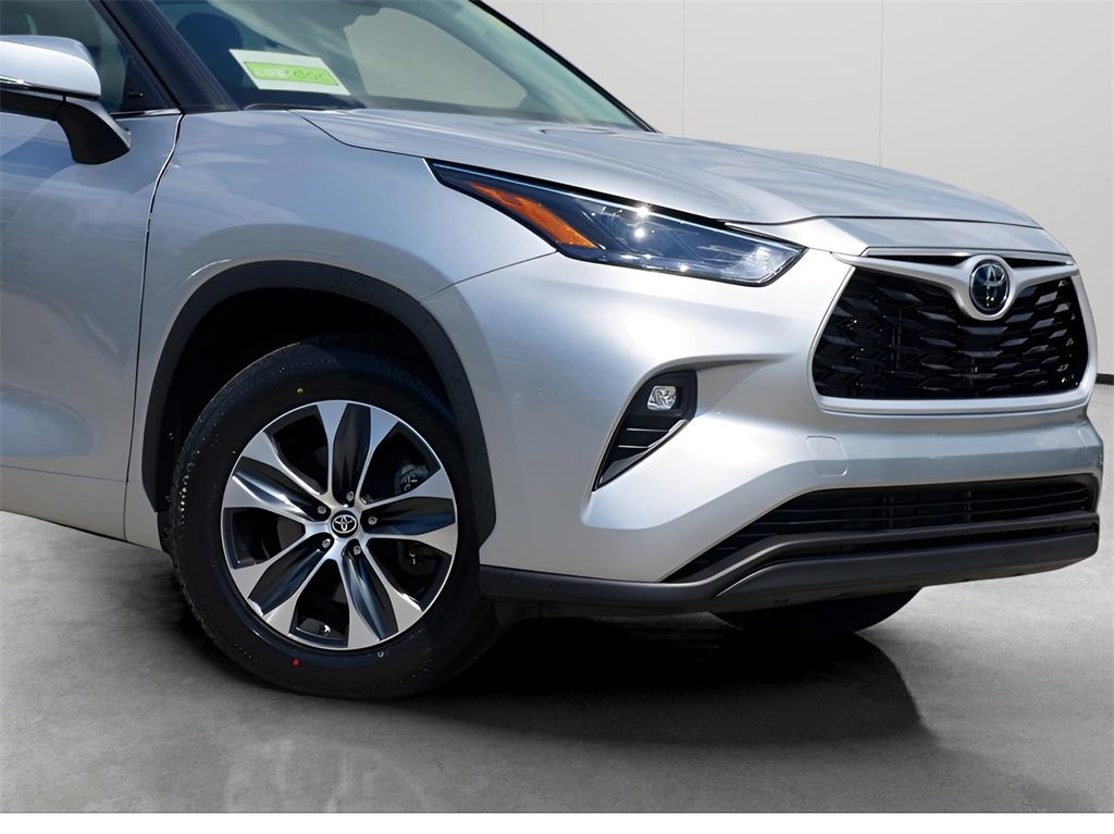 Used 2024 Toyota Highlander Platinum image 2