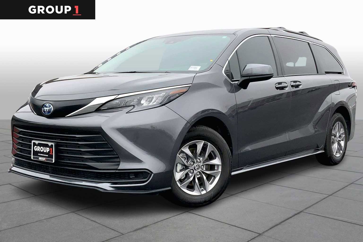 Used 2025 Toyota Sienna LE image 1