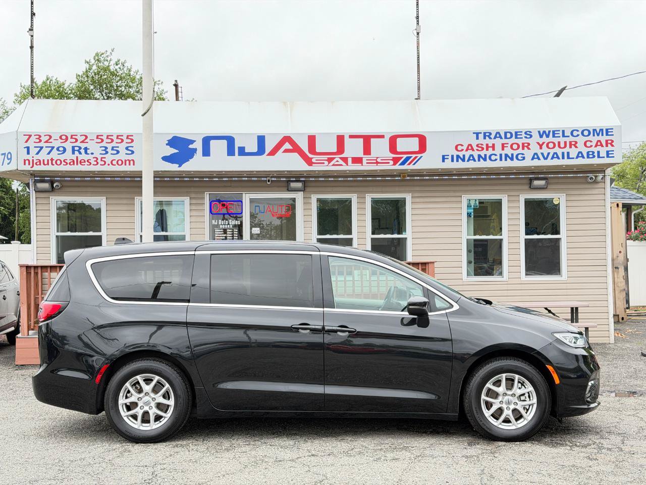 Used 2023 Chrysler Pacifica Touring-L FWD image 3