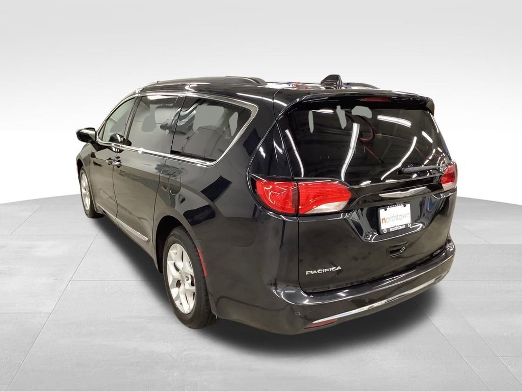 Used 2017 Chrysler Pacifica Touring-L w/ Tire & Wheel Group FWD image 4