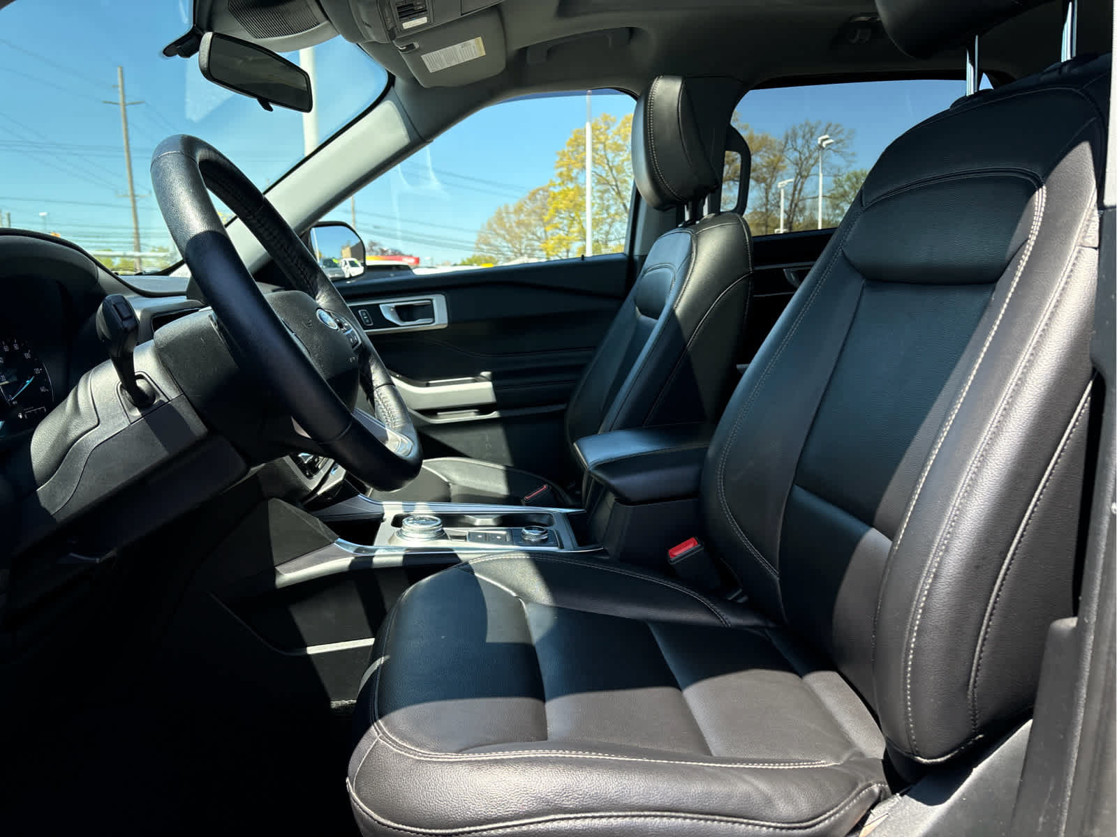 Used 2021 Ford Explorer XLT w/ Equipment Group 202A AWD/4WD image 9