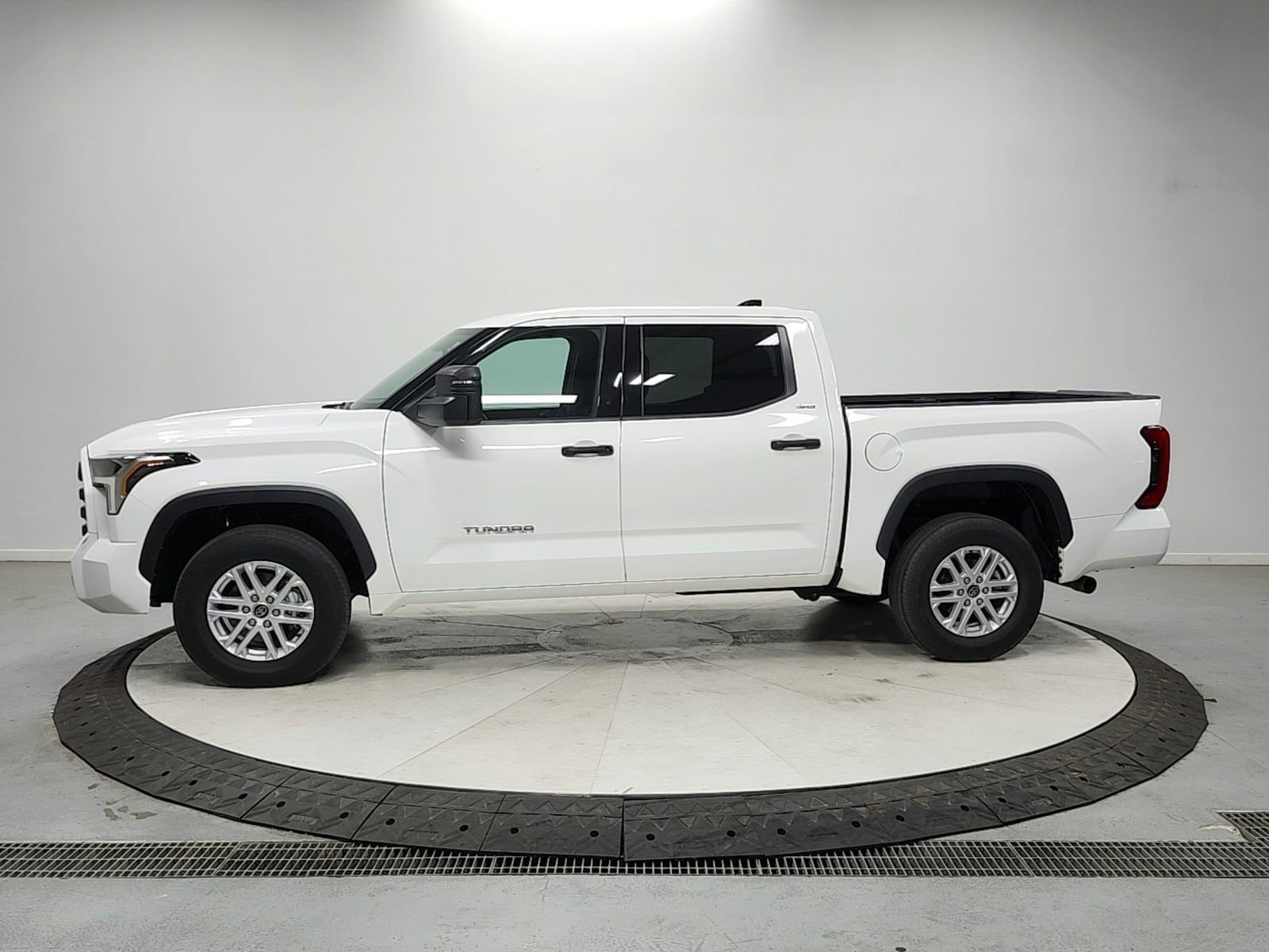 Used 2022 Toyota Tundra SR5 w/ SR5 Convenience Package AWD/4WD image 4