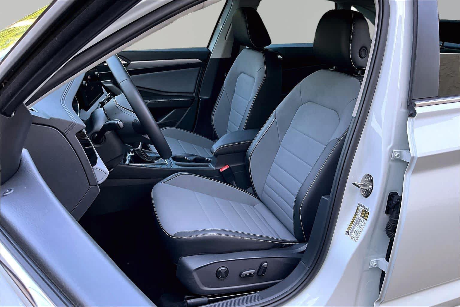 Used 2025 Volkswagen Jetta SE FWD image 7