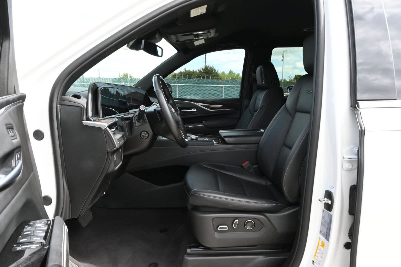 Used 2024 Cadillac Escalade Luxury RWD image 17