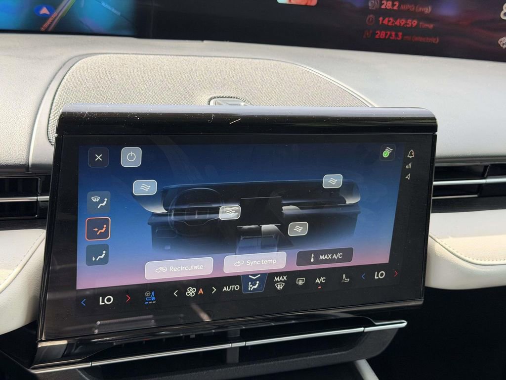 Used 2025 Lincoln Nautilus Reserve image 5