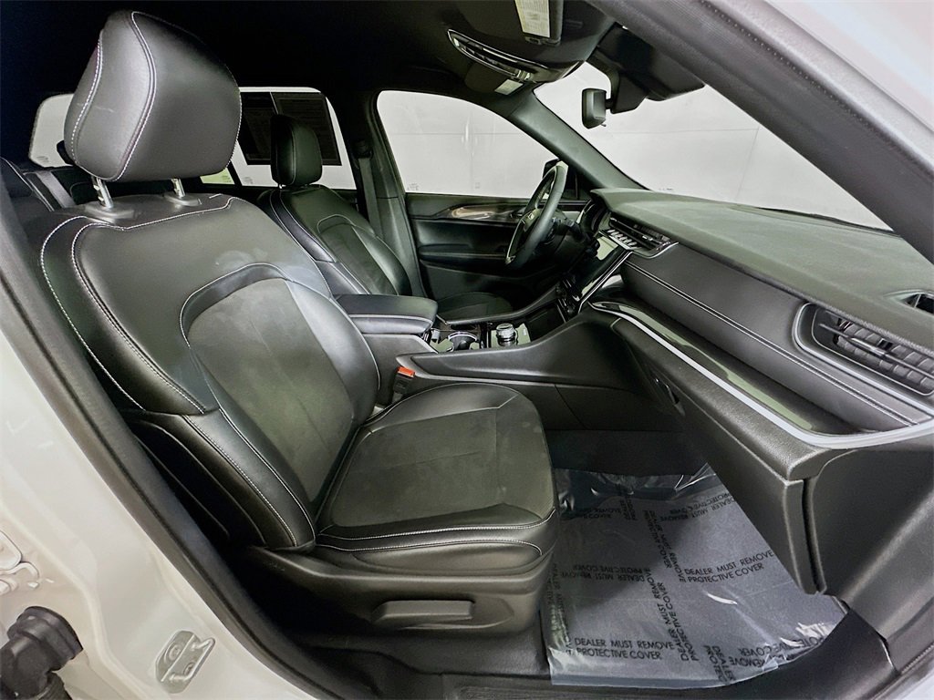 Used 2023 Jeep Grand Cherokee Altitude image 12