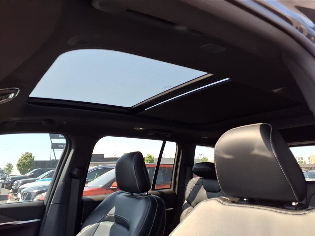 Used 2024 Jeep Grand Cherokee Limited w/ Black Appearance Package AWD/4WD image 26