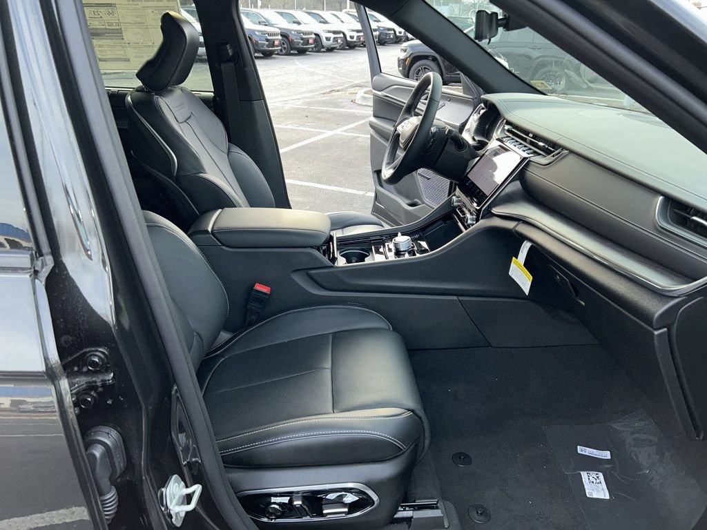 New 2024 Jeep Grand Cherokee Overland w/ Advanced Protech Group III AWD/4WD image 10