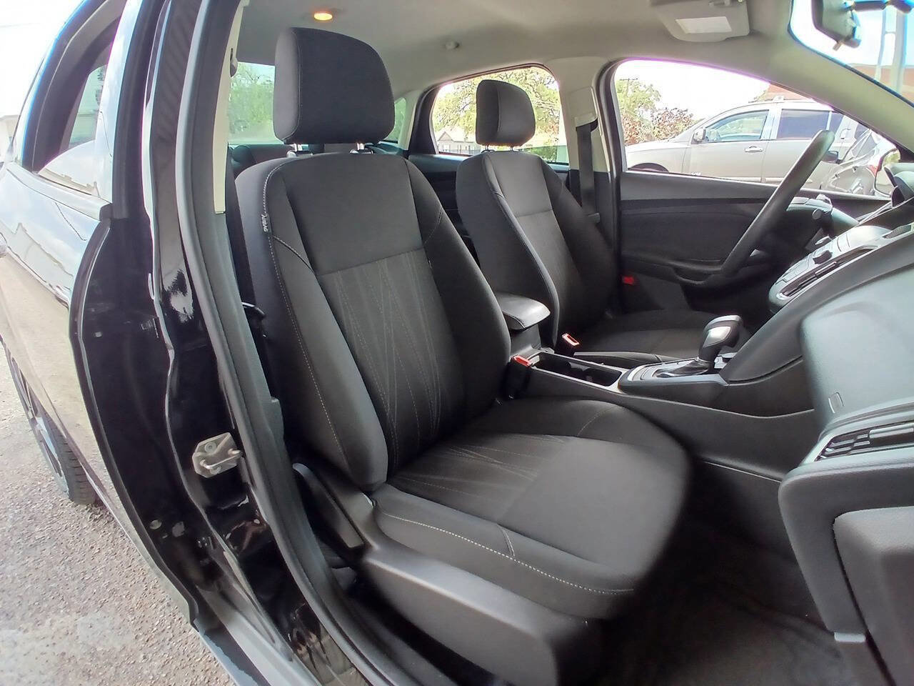 Used 2018 Ford Focus SE FWD image 16