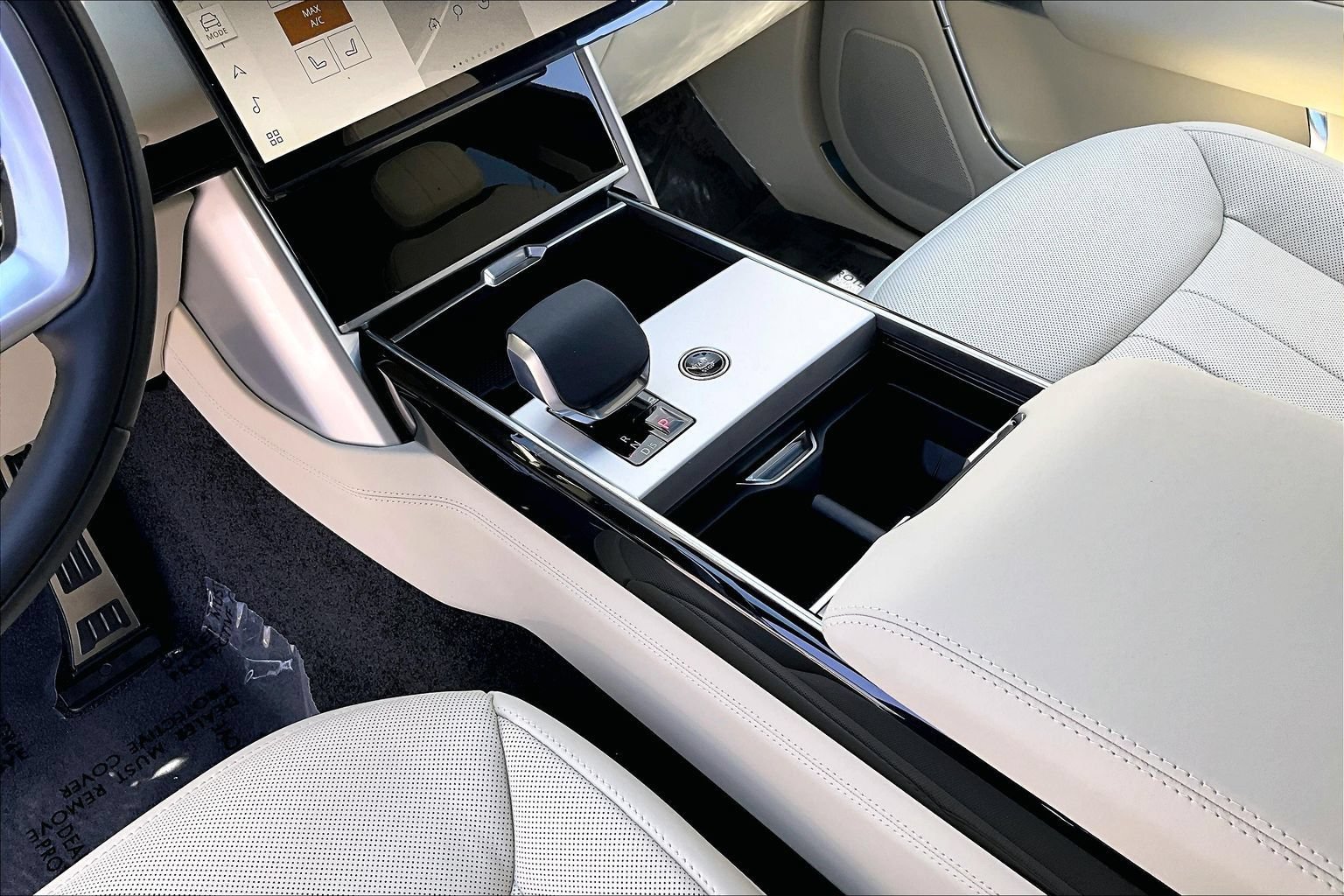 New 2026 Land Rover Range Rover Long Wheelbase SE AWD/4WD image 8