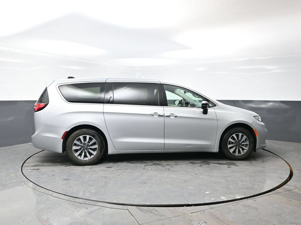 Used 2024 Chrysler Pacifica Limited FWD image 4