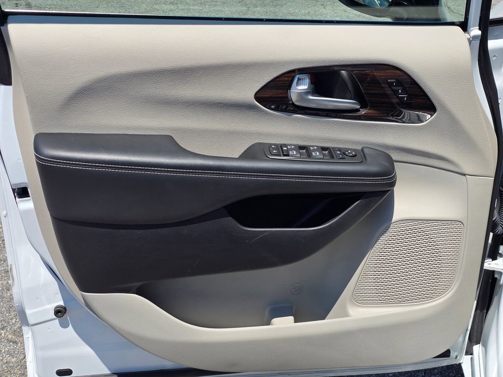 Used 2024 Chrysler Pacifica Limited FWD image 44
