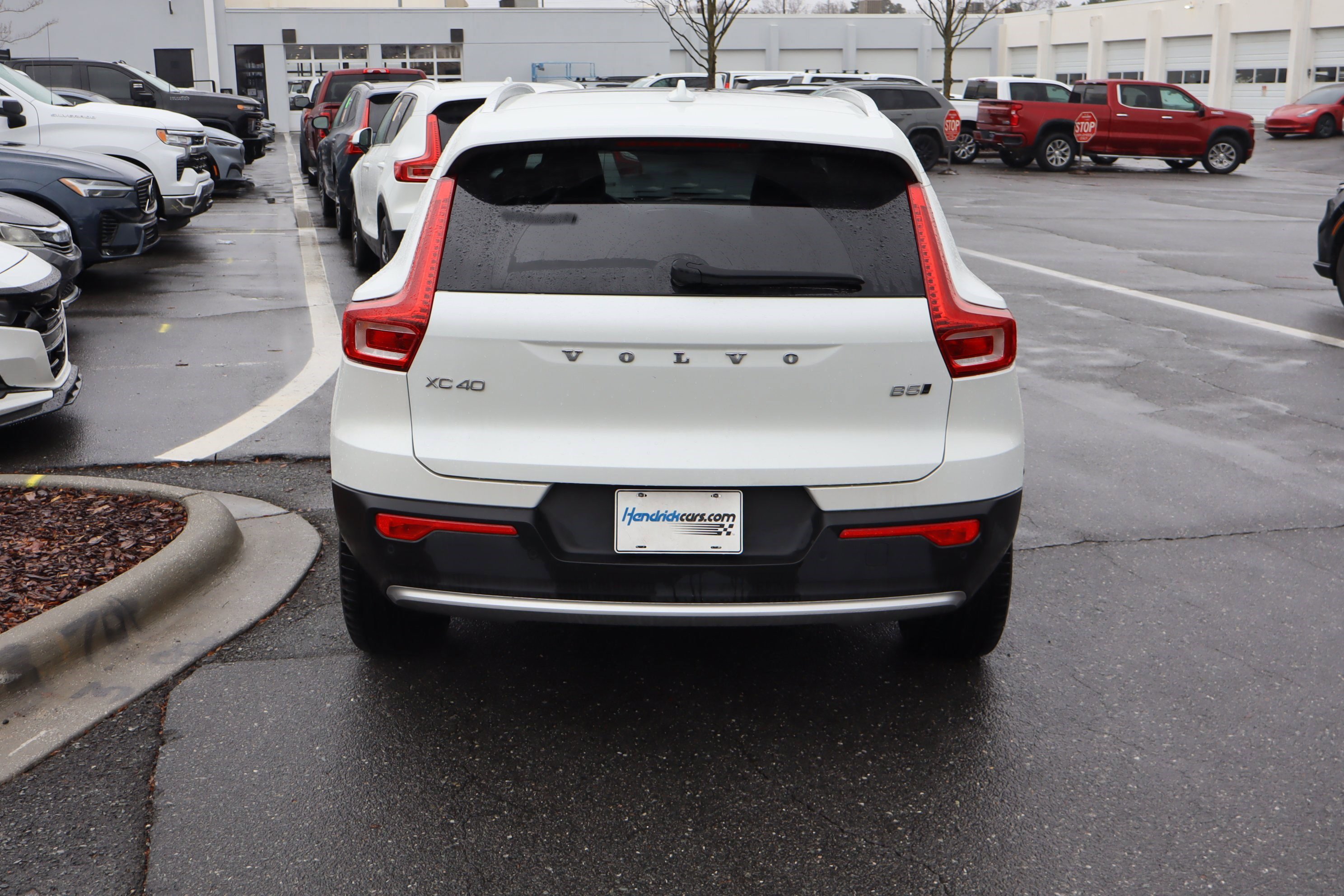 Used 2025 Volvo XC40 B5 Core image 9