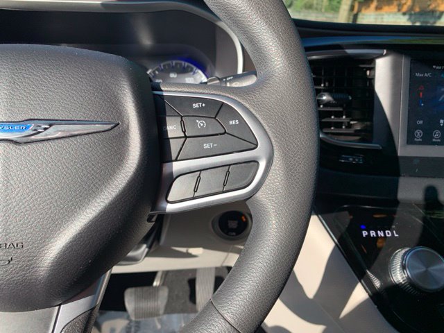 Used 2018 Chrysler Pacifica L FWD image 19