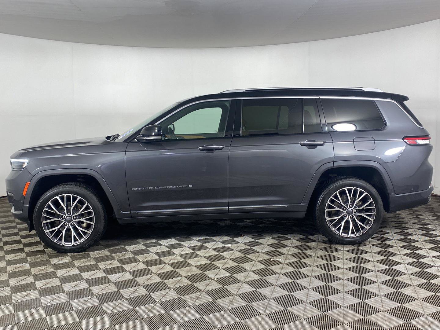 Used 2021 Jeep Grand Cherokee L Summit AWD/4WD image 6