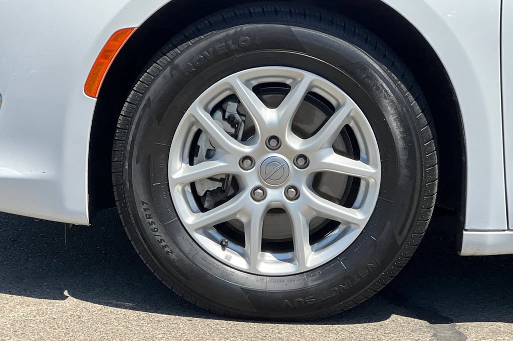 Used 2020 Chrysler Pacifica Touring-L FWD image 28