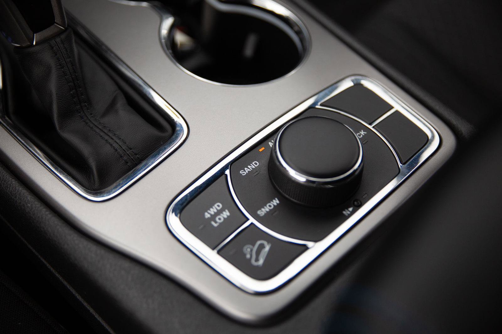 Used 2019 Jeep Grand Cherokee Laredo AWD/4WD image 17