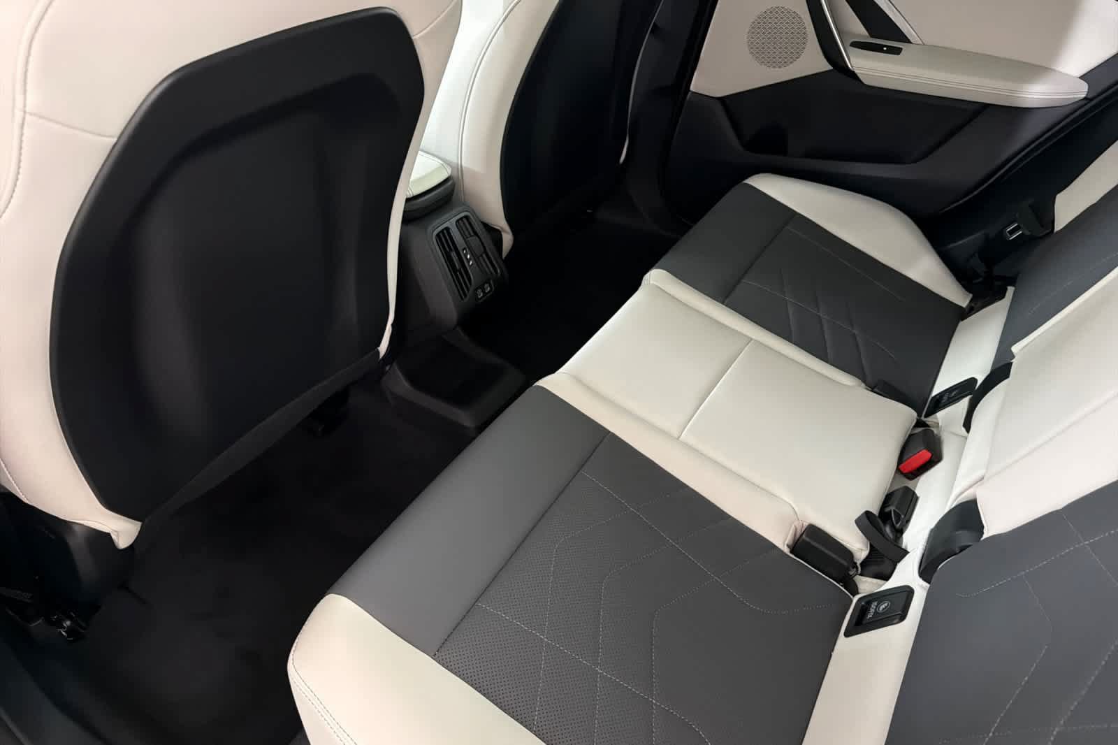 New 2026 BMW X2 xDrive28i w/ Technology Package AWD/4WD image 4