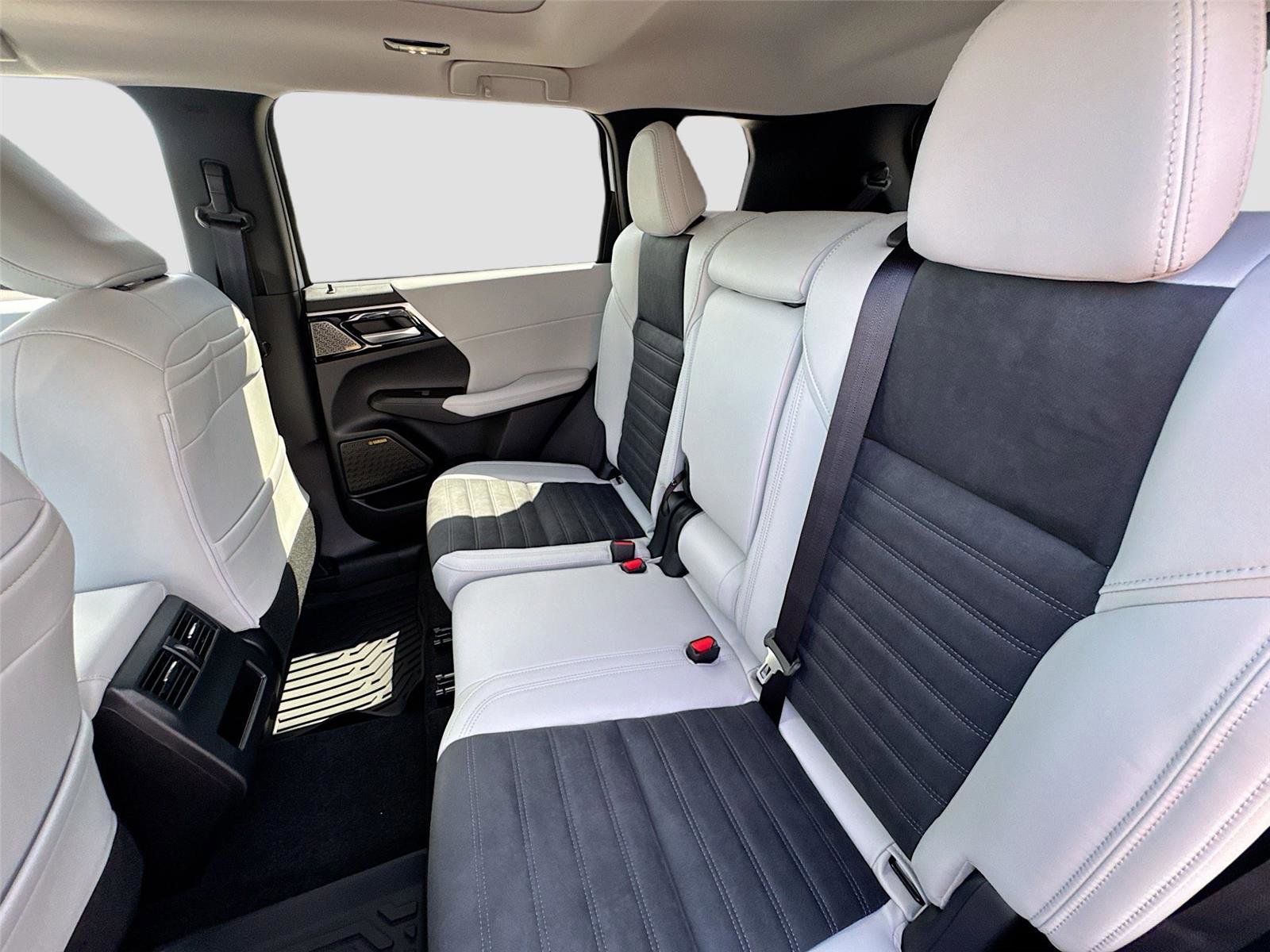 New 2025 Mitsubishi Outlander SE image 25