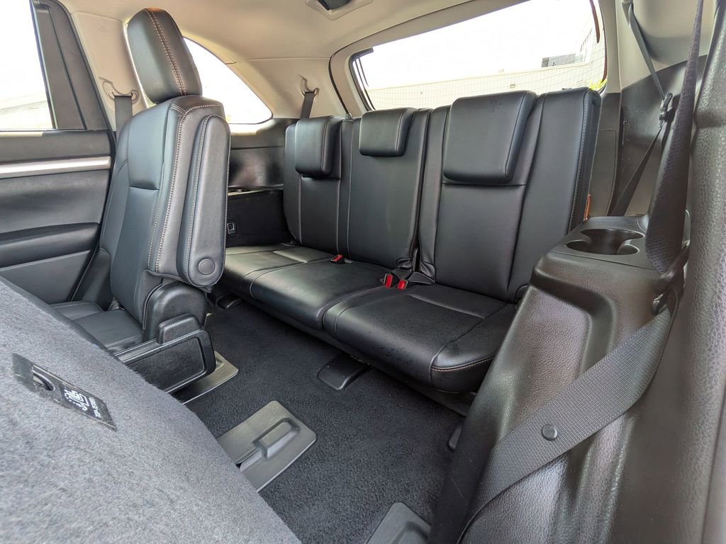 Used 2019 Toyota Highlander XLE AWD/4WD image 28