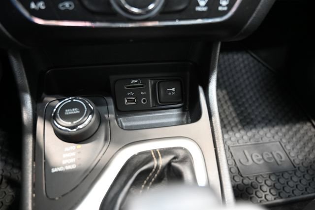 Used 2018 Jeep Cherokee Latitude Plus w/ Cold Weather Group image 20