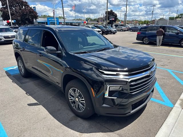 Used 2025 Chevrolet Traverse LT w/ Driver Confidence Package FWD image 2