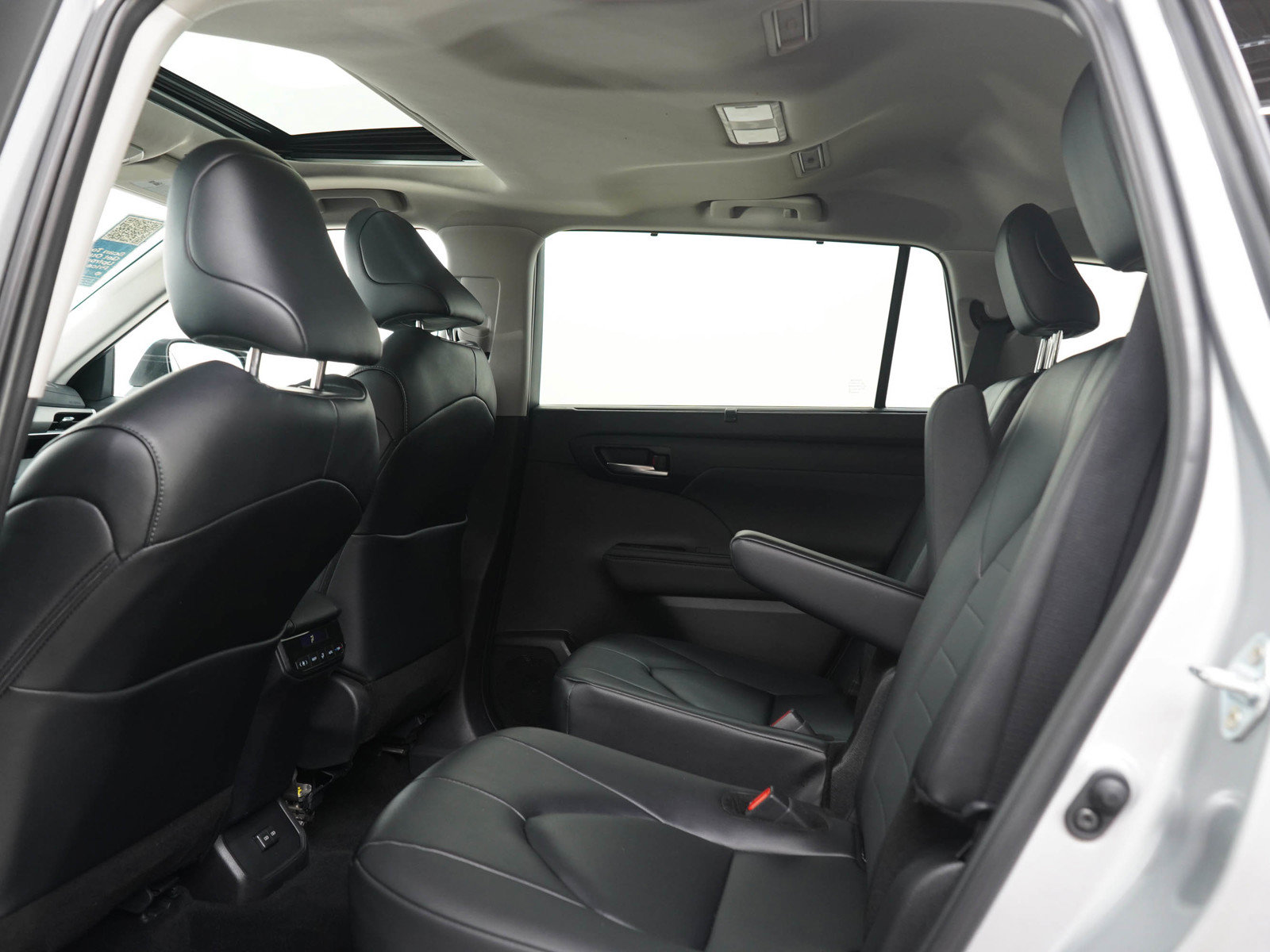 Used 2025 Toyota Highlander XLE AWD/4WD image 16