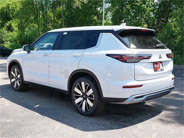 New 2025 Mitsubishi Outlander SE image 2