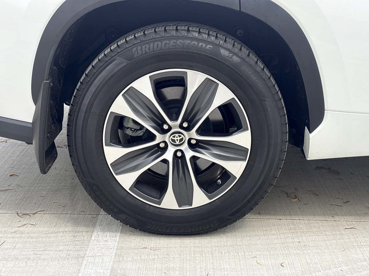 Used 2022 Toyota Highlander XLE FWD image 9